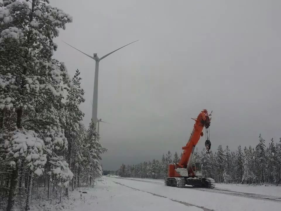 Liebherr LTR1100 in Snow with windmill Vestkran